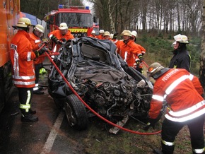 POL-WL: Pkw prallt frontal auf Lkw