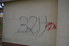 POL-HM: Presseinfo der Polizei Bad Pyrmont - Graffiti-Schmierereien an Grundschule und Küchenstudio