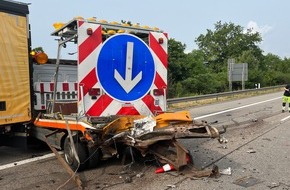 Autobahnpolizeiinspektion: API-TH: LKW fährt auf Schilderwagen