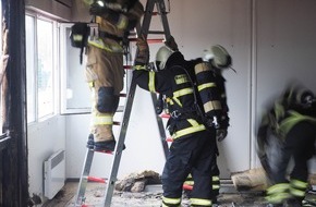 Feuerwehr Iserlohn: FW-MK: Brand in Übergangs-Containern der ehemaligen Kindertagesstätte