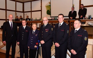 Feuerwehr Lennestadt: FW-OE: 75 Jahre Feuerwehr - eine Auszeichnung der besonderen Art für Karl Krippendorf