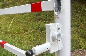 Polizeiinspektion Rockenhausen: POL-PIROK: Neue Stra&szlig;enschranke an der ehemaligen K 4 mutwillig zerst&ouml;rt