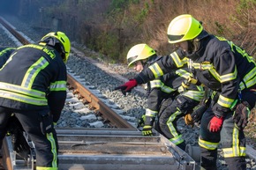 FW-OE: Großübung im Erbscheidtunnel: Feuerwehren aus Olpe und Attendorn proben den Ernstfall