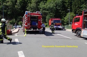 Feuerwehr Plettenberg: FW-PL: Abschlussmeldung Chemieeinsatz der Feuerwehr Plettenberg. Fachentsorgungsfirma an der Einsatzstelle eingetroffen, Feuerwehr rückt ein.