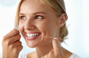 CosmosDirekt: Expertentipp: Strahlendes Lächeln und gesunder Biss ein Leben lang - mit der richtigen Zahnvorsorge