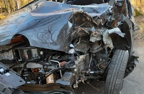 Kreisfeuerwehrverband Lüchow-Dannenberg e.V.: FW Lüchow-Dannenberg: PKW prallt gegen Baum - Unfall über Stunden unentdeckt - Fahrer verstirbt vor Eintreffen der Rettungskräfte