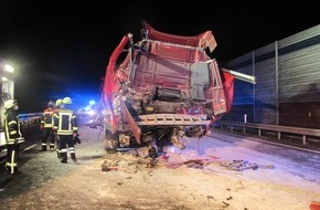 Polizeiinspektion Rotenburg: POL-ROW: +++Schwerer LKW-Unfall auf der A1 - Vollsperrung+++