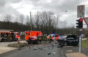 Polizei Hagen: POL-HA: 15-Jähriger flüchtet mit Audi vor Polizeistreife und verursacht schweren Verkehrsunfall