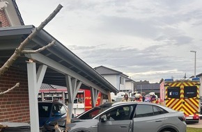 Feuerwehr Minden: FW Minden: Einsturzgefährdetes Carport nach Kollision mit PKW in Dankersen