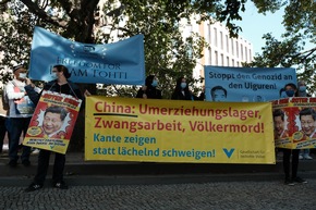 Proteste zum Besuch des chinesischen Außenministers: Unterdrückungspolitik unmissverständlich anprangern