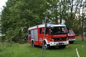 FW-AR: Arnsberger Feuerwehr löscht Flächenbrände an der Ruhr in Hüsten