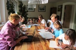Albert-Schweitzer-Verband der Familienwerke und Kinderdörfer: Internationaler Kinderbuchtag am 2. April 2014 / Das besondere Buch / Albert-Schweitzer-Kinderdorffamilie schreibt mit ihren Pflegekindern Märchenbücher (FOTO)