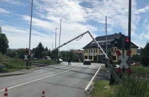Kreispolizeibehörde Höxter: POL-HX: Lkw beschädigt Bahnschranke