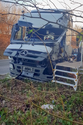 FW Menden: Feuerwehr befreit eingeklemmte Person aus LKW