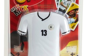 Mattel GmbH: UNO® jetzt in schwarz-rot-gold / Mit UNO SuperKick stimmen sich Fußballfans auf die Fußball- Europameisterschaft 2012 ein und können im Spiel selbst Teil der deutschen Nationalmannschaft werden (BILD)
