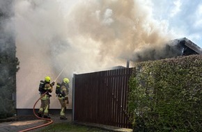 Feuerwehr Paderborn: FW Paderborn: Garagenbrand greift auf Carport über - Feuerwehr verhindert Übergreifen auf Wohnhaus