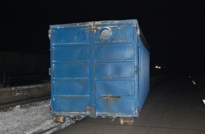 Polizeiinspektion Hildesheim: POL-HI: BAB 7, LK Hildesheim ++ Gliederzug verliert Anhänger ++ Container rutscht auf linken Fahrstreifen ++ Zusammenstoß bei Ausweichmanöver ++ Sperrung der BAB 7 ++