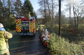 Feuerwehr Ratingen: FW Ratingen: Verkehrsunfall - Fahrzeug rutscht in Bachbett