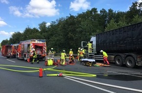 Feuerwehr Gladbeck: FW-GLA: Schwerer Verkehrsunfall mit zwei LKW auf der BAB 2 in Fahrtrichtung Oberhausen