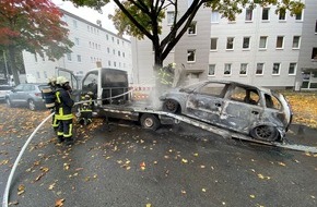 Feuerwehr Dortmund: FW-DO: 19.10.2021 - FEUER IN MITTE-OST PKW brennt auf Autotransporter