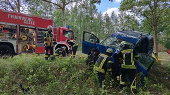 Freiwillige Feuerwehr Celle: FW Celle: Verkehrsunfall mit eingeklemmter Person in Hustedt