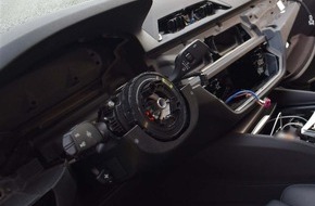 Polizei Rhein-Erft-Kreis: POL-REK: 240805-2: Unbekannte entwendeten gesamtes Cockpit aus BMW
