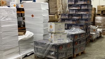 Polizeidirektion Osnabr&uuml;ck: POL-OS: Illegaler Handel mit Pyrotechnik - Polizei stellt rund 20 Tonnen in Grenzregion sicher