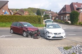 Kreispolizeibehörde Herford: POL-HF: Zusammenstoß beim Abbiegen - Ein Mann schwer verletzt