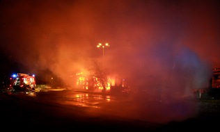 Feuerwehr Essen: FW-E: Lagerhalle auf städtischem Bauhof vollständig vernichtet