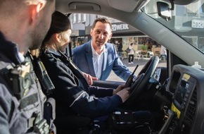 Kreispolizeibehörde Siegen-Wittgenstein: POL-SI: Vier Wochen Sondereinsatz in der Siegener Innenstadt - Landrat Andreas Müller zieht Bilanz: "Über 330 Kontrollen und mehr als 280 Durchsuchungen" - #polsiwi