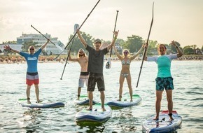 Ostsee-Holstein-Tourismus e.V.: Stand-Up paddelnd in den Sonnenuntergang / Ostsee Schleswig-Holstein und die dänische Ostsee mit zahlreichen SUP-Spots für den kommenden Sommer / Neues Video zur Inspiration online