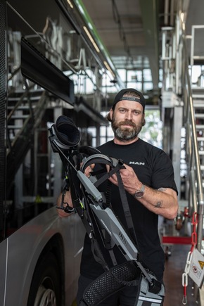 MAN setzt auf Exoskelette von SUITX by Ottobock für Werkstätten: Ergonomische Lösungen für gesündere Arbeitsplätze