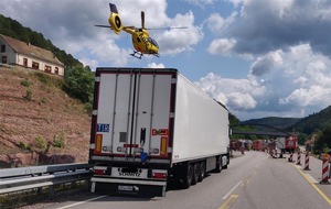 Polizeidirektion Pirmasens: POL-PDPS: Schwerer Unfall in Baustelle zwischen drei LKW