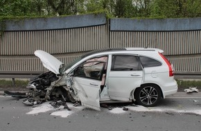 Kreispolizeibehörde Hochsauerlandkreis: POL-HSK: Unfall mit drei Verletzten und erheblichen Verkehrsstörungen