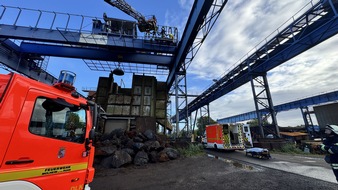 Feuerwehr Mülheim an der Ruhr: FW-MH: Arbeiter auf Kranbahn verletzt - Feuerwehr rettet Patient aus 12 Metern Höhe über Drehleiter