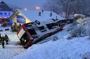 Polizei Rheinisch-Bergischer Kreis: POL-RBK: K&uuml;rten - Linienbus rutscht Hang hinunter - drei Personen verletzt
