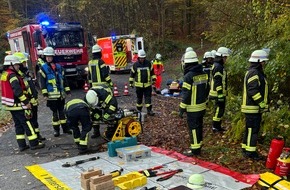 Freiwillige Feuerwehr Bad Honnef: FW Bad Honnef: Pkw stürzt im Schmelztal Abhang hinunter - Person befreit