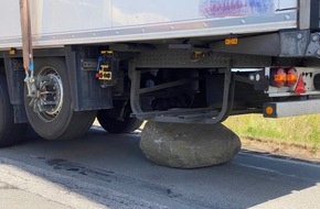 Polizeidirektion Lübeck: POL-HL: Ostholstein - Fehmarn / Findling verkeilt sich unter Sattelzug und verhindert die Weiterfahrt