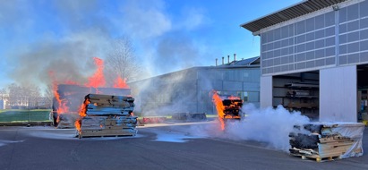 FW Stockach: Verkehrsunfall und Brand am Gebäude