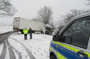 Polizeiinspektion Hameln-Pyrmont/Holzminden: POL-HM: Sattelzug zu schnell und mit falscher Bereifung auf Schnee verunfallt
