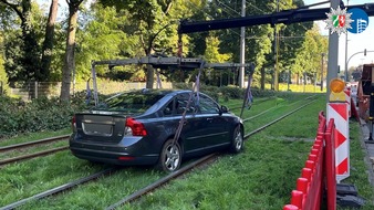 Polizeipräsidium Oberhausen: POL-OB: Fahrt ins Abseits - Pkw strandet auf Straßenbahngleisen