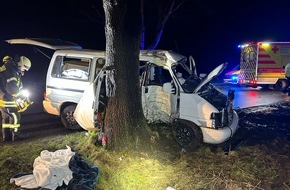 Polizeiinspektion Stade: POL-STD: 27-jähriger VW-Busfahrer bei Unfall in der Gemarkung Bliedersdorf schwer verletzt, Unbekannte brechen Baucontainer in Stade auf