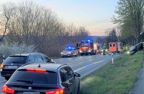 Kreispolizeibeh&ouml;rde H&ouml;xter: POL-HX: Schwerer Verkehrsunfall im Gegenverkehr - drei Personen verletzt