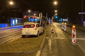 Polizeipr&auml;sidium Nordhessen: POL-KS: Unbekannter klaut Gebrauchtwagen und f&auml;hrt damit nach 200 Metern frontal gegen Ampel: Polizei bittet um Hinweise auf T&auml;ter