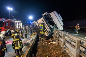 FW Porta Westfalica: 16.12.2025 - BAB2: Schwerer LKW-Unfall / 1 lebensgef&auml;hrlich verletzte Person