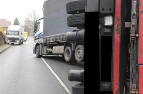 Polizei Minden-Lübbecke: POL-MI: LKW-Anhänger stürzt in Bad Holzhausen um