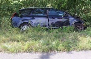 Kreispolizeibeh&ouml;rde H&ouml;xter: POL-HX: Pkw kommt von Fahrbahn ab - Fahrer leicht verletzt