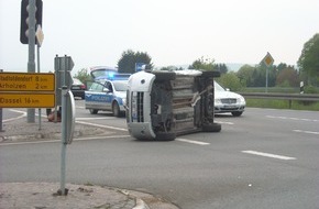 Polizeiinspektion Hameln-Pyrmont/Holzminden: POL-HOL: Auto bei Unfall auf die Seite gelegt