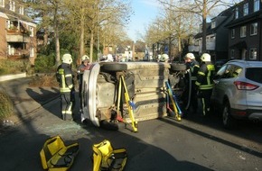 Feuerwehr Dinslaken: FW Dinslaken: Verkehrsunfall mit eingeklemmter Person