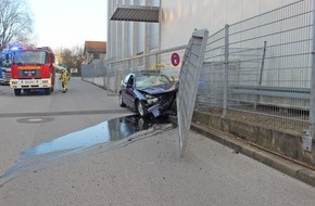 Polizei Mettmann: POL-ME: 25-Jähriger bei Alleinunfall schwer verletzt - Wülfrath - 2203037